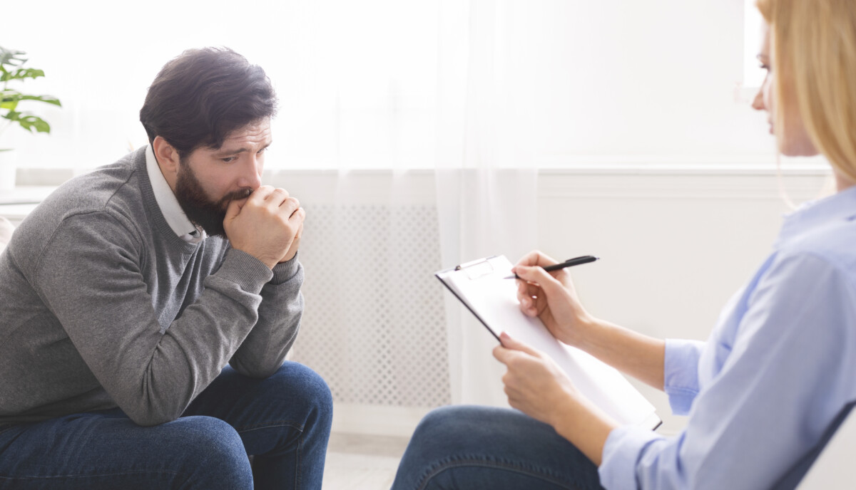 Trastorno adaptativo. Un hombre deprimido recibe tratamiento psicológico en su consulta